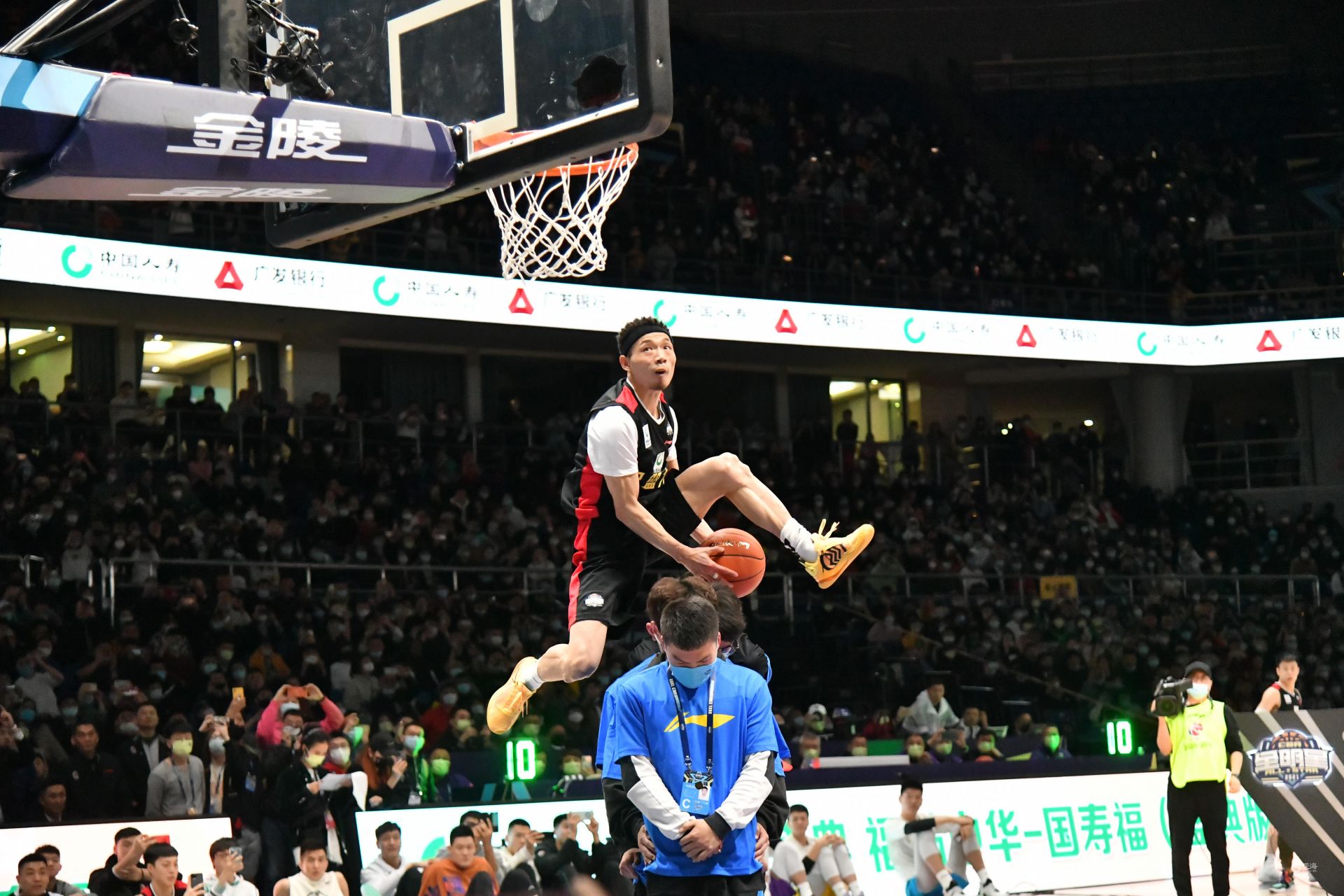 随着球员配 随着球员配